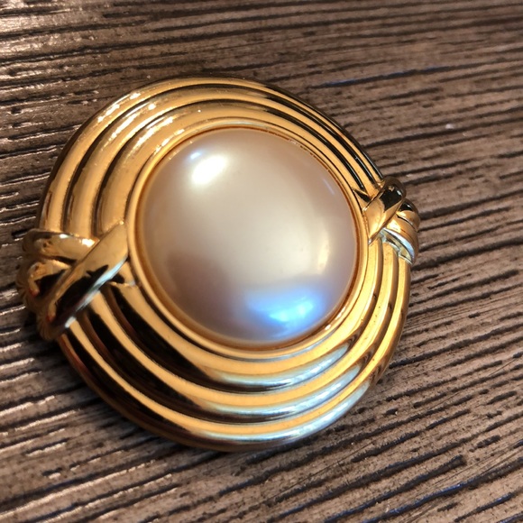 VTG MONET Goldtone Framed Pin Faux Pearl Center - Picture 3 of 15